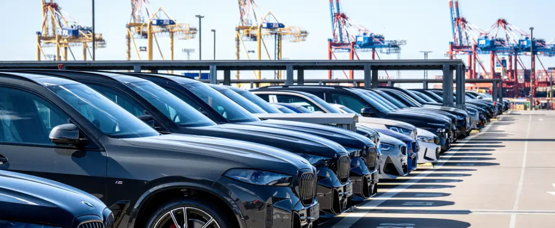 Anuncia Donald Trump que elevará u25% los aranceles a los automóviles y camiones que provengan de la Unión Europea.