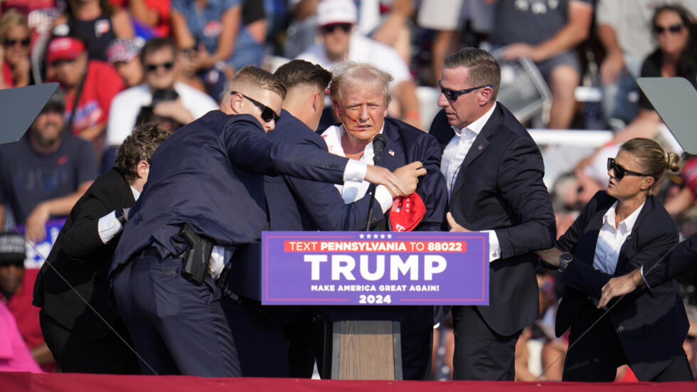 Reporta Trump que se encuentra fuera de peligro tras ataque en su contra durante acto de campaña