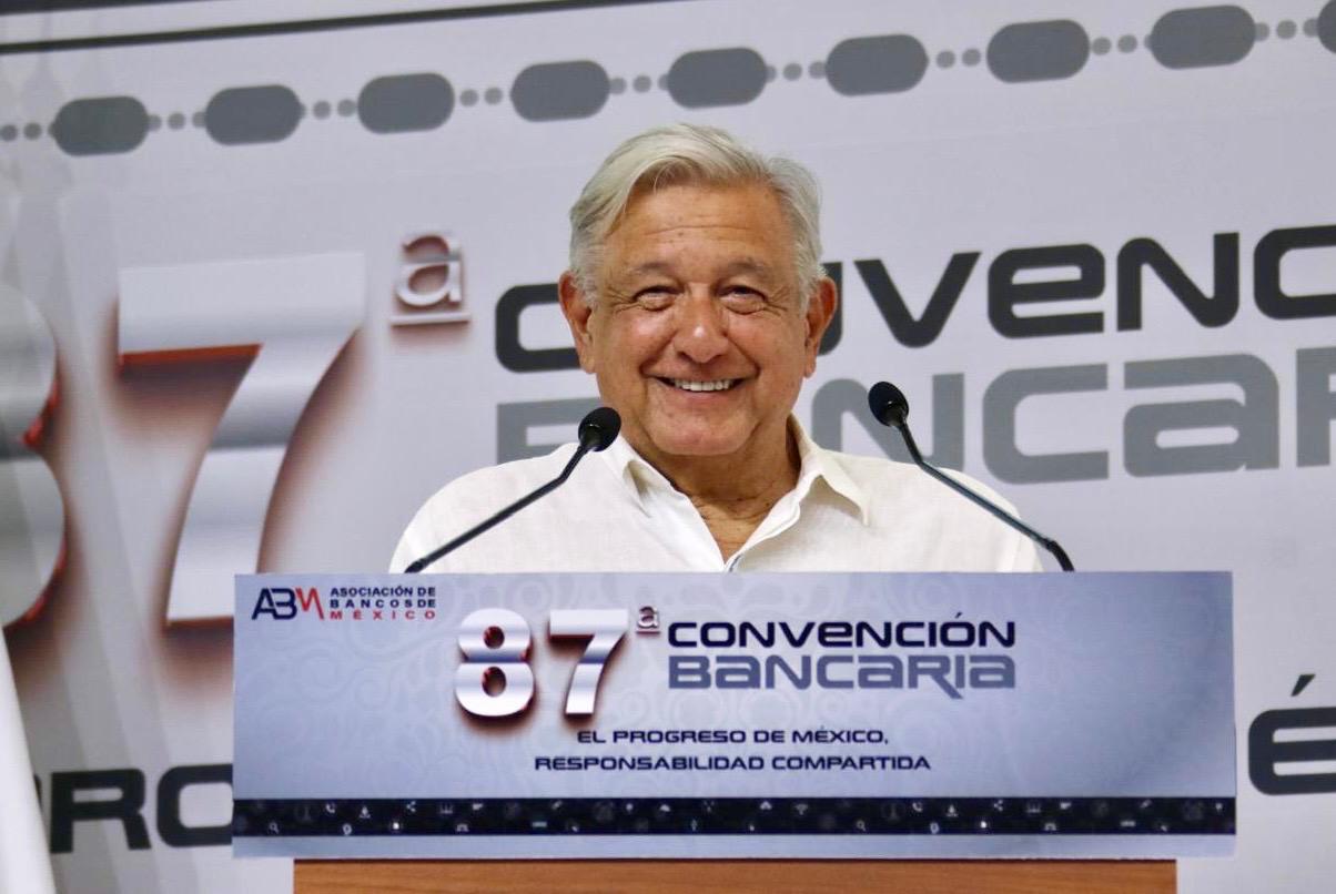 Clausura López Obrador en Acapulco su última Convención Bancaria