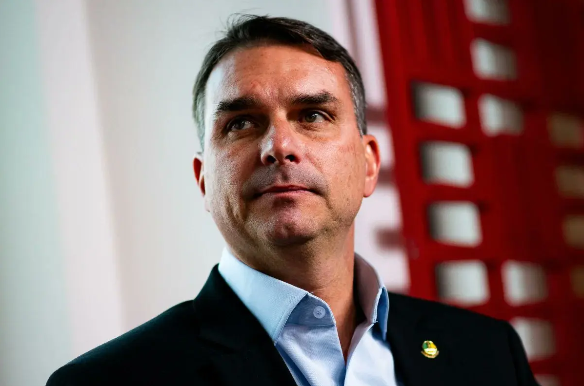 Escapa Flávio Bolsonaro de Brasil rumbo a EE.UU. tras perder las elecciones