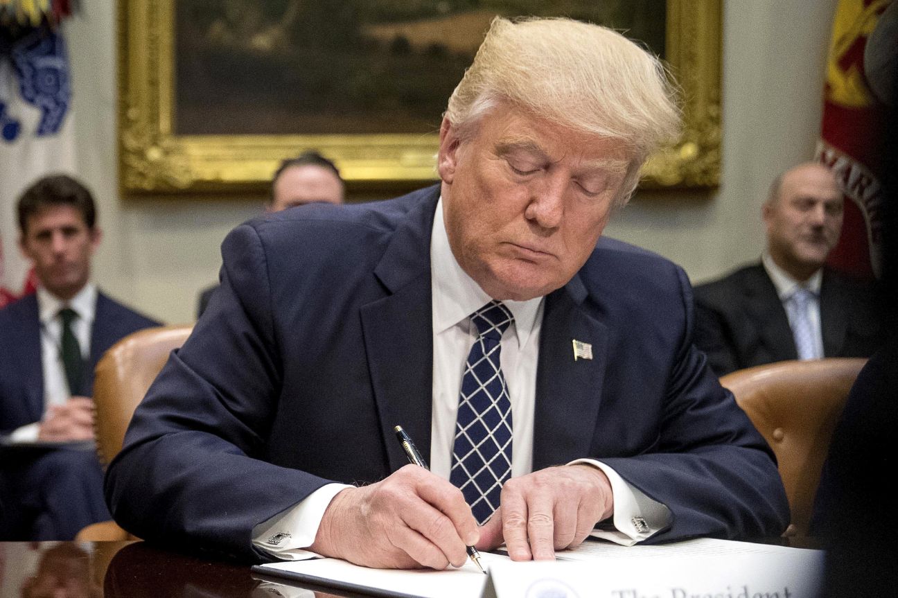 Firma Trump sus primeros decretos: clasifica cárteles como organizaciones terroristas