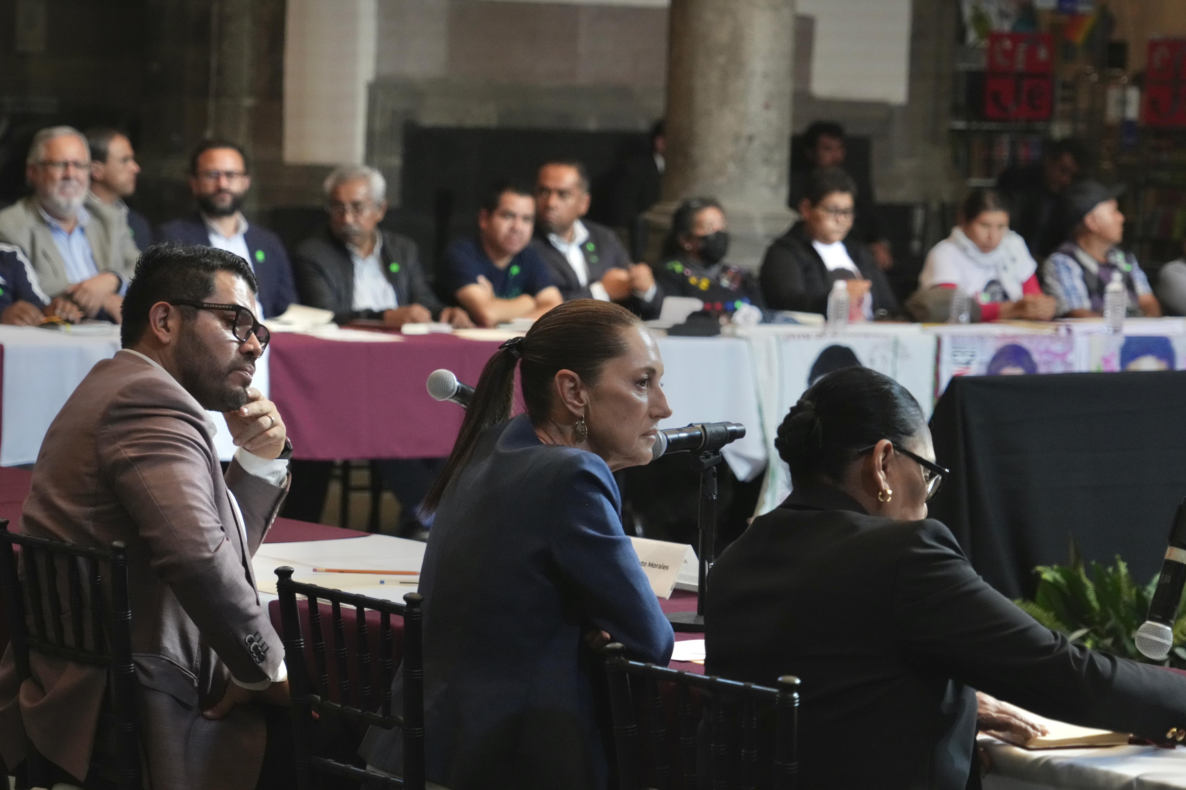 Sheinbaum se comprometió a continuar la investigación del caso Ayotzinapa tras reunirse con los padres
