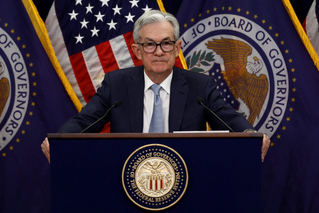 Mantiene Reserva Federal de EEUU tasa de interés sin cambios, en última decisión de Jerome Powell al frente del banco central