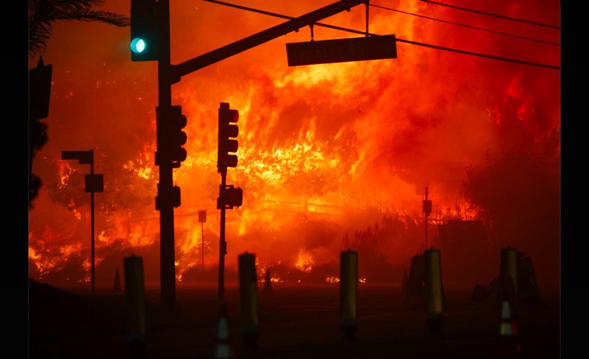 Desalojan a más de 30 mil personas por fuertes incendios en Los Ángeles