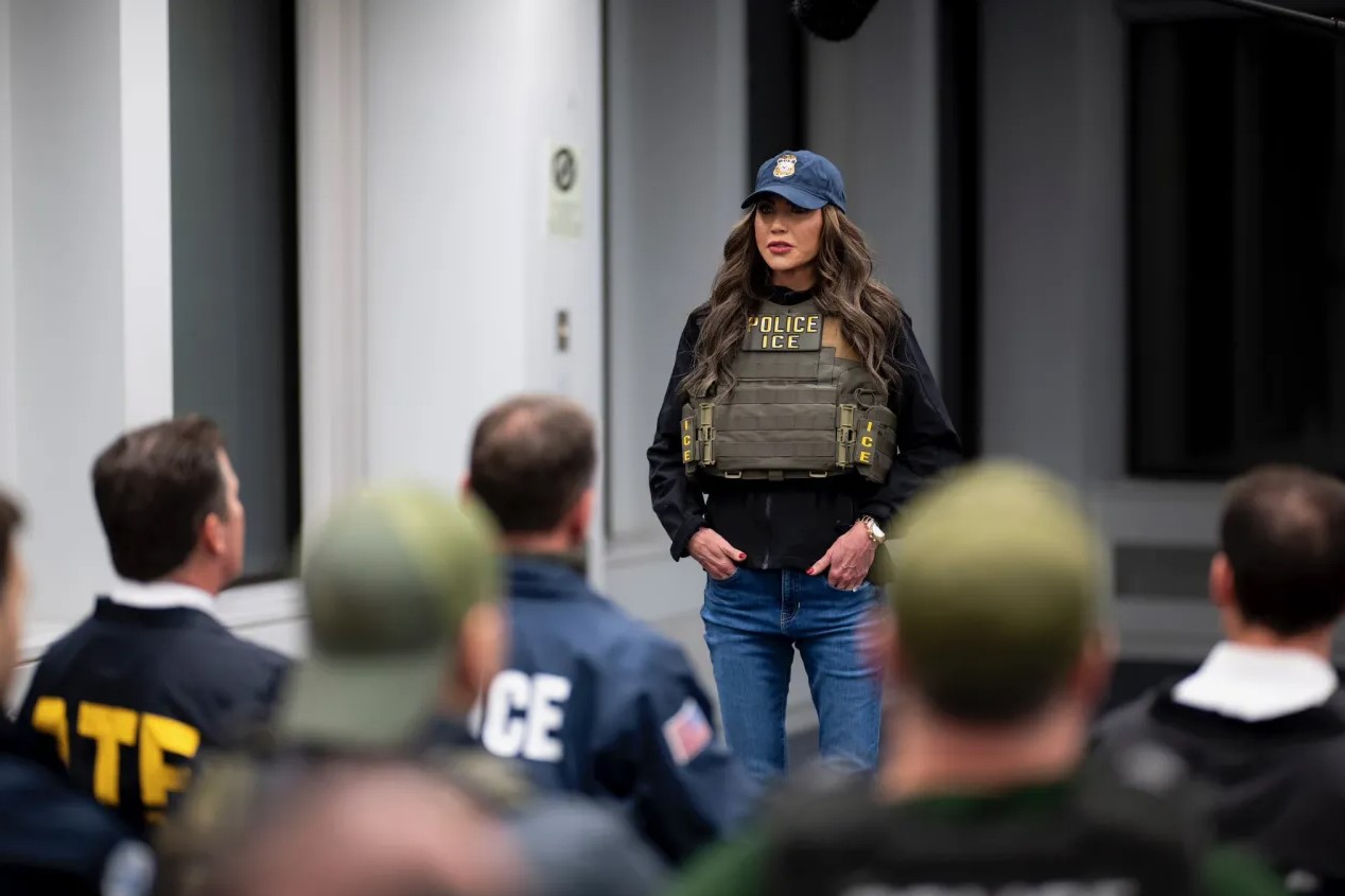 Redadas y operativos migratorios: La polémica estrategia de seguridad encabezada por Kristi Noem al frente del DHS