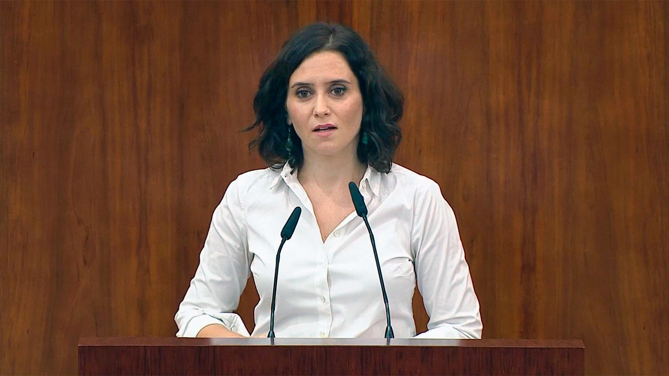 Recibe Ayuso reclamos, críticas y burlas en la Asamblea de Madrid tras su regreso de México