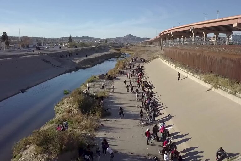 Disparan autoridades de Texas balas de goma contra 400 migrantes