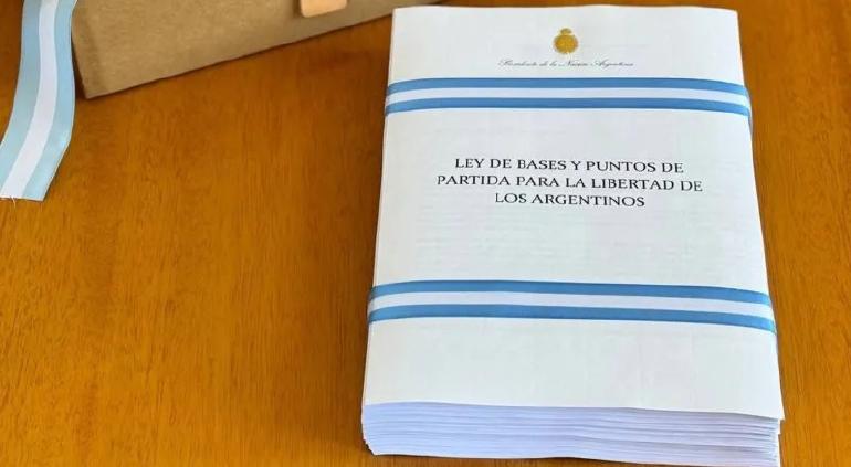 Se desploma la bolsa de Argentina tras derrota de Milei en el Congreso