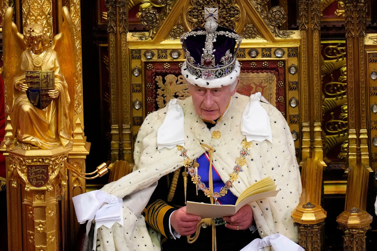 Anuncia el Rey Carlos III la renacionalización del ferrocarril británico