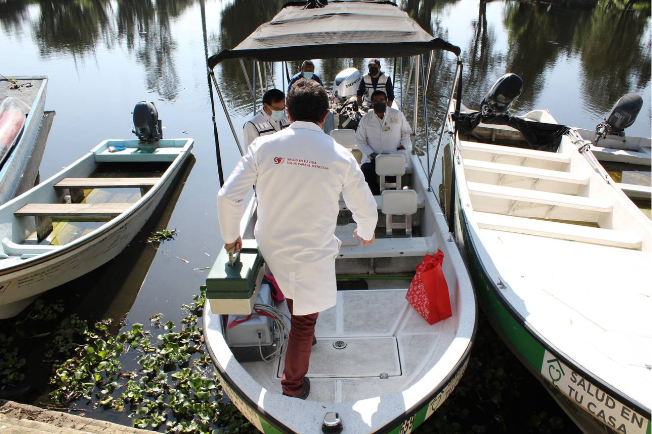 Atiende "Salud en tu Casa” a 35 mil pacientes en Xochimilco, viajan en lancha para brindar servicios