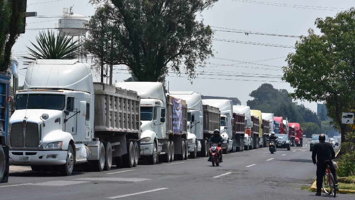 Se deslindan asociaciones de transportistas de paro nacional del 26 de octubre