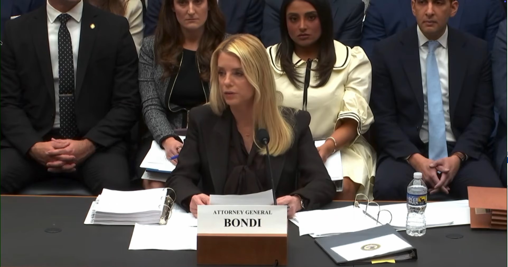 Pam Bondi, fiscal general de EE. UU., comparece ante el Comité Judicial del Congreso en medio de reclamos y tensión por los archivos Epstein