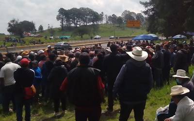 Mantienen ejidatarios bloqueo por más de 24 horas en carretera México Puebla