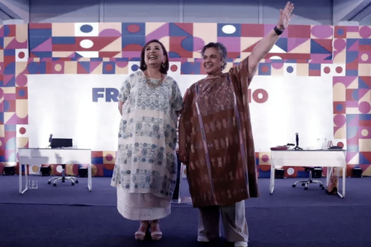 Duelo de huipiles en la derecha