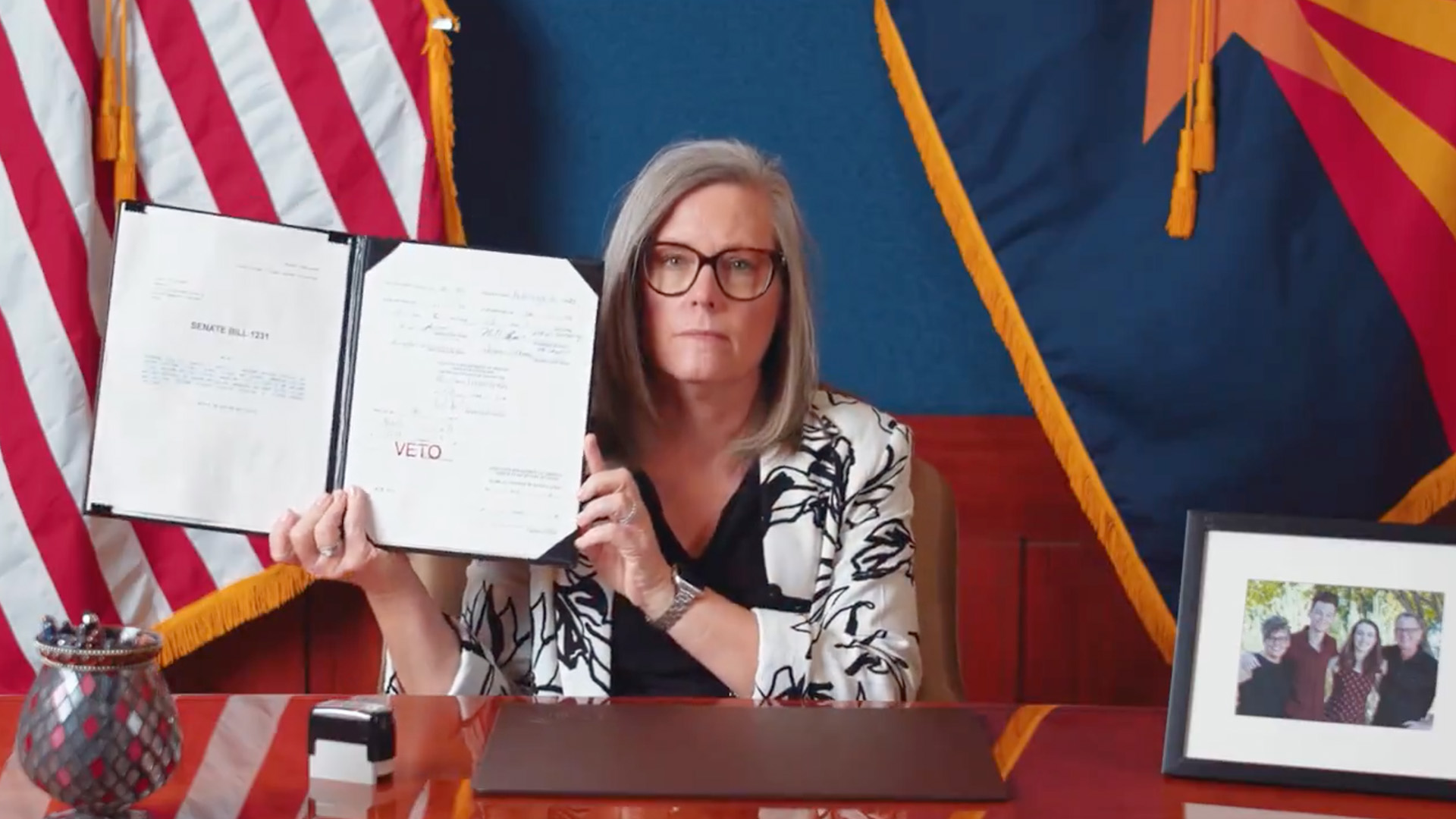 Rechaza gobernadora de Arizona propuesta de ley antimigrante.