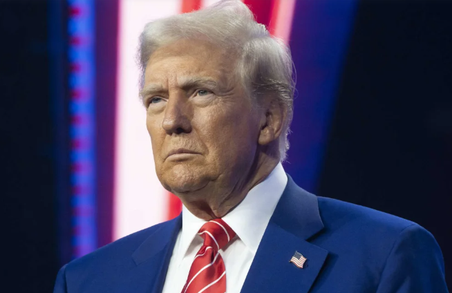 Firma Donald Trump decreto para reducir impacto arancelario a la industria automotriz