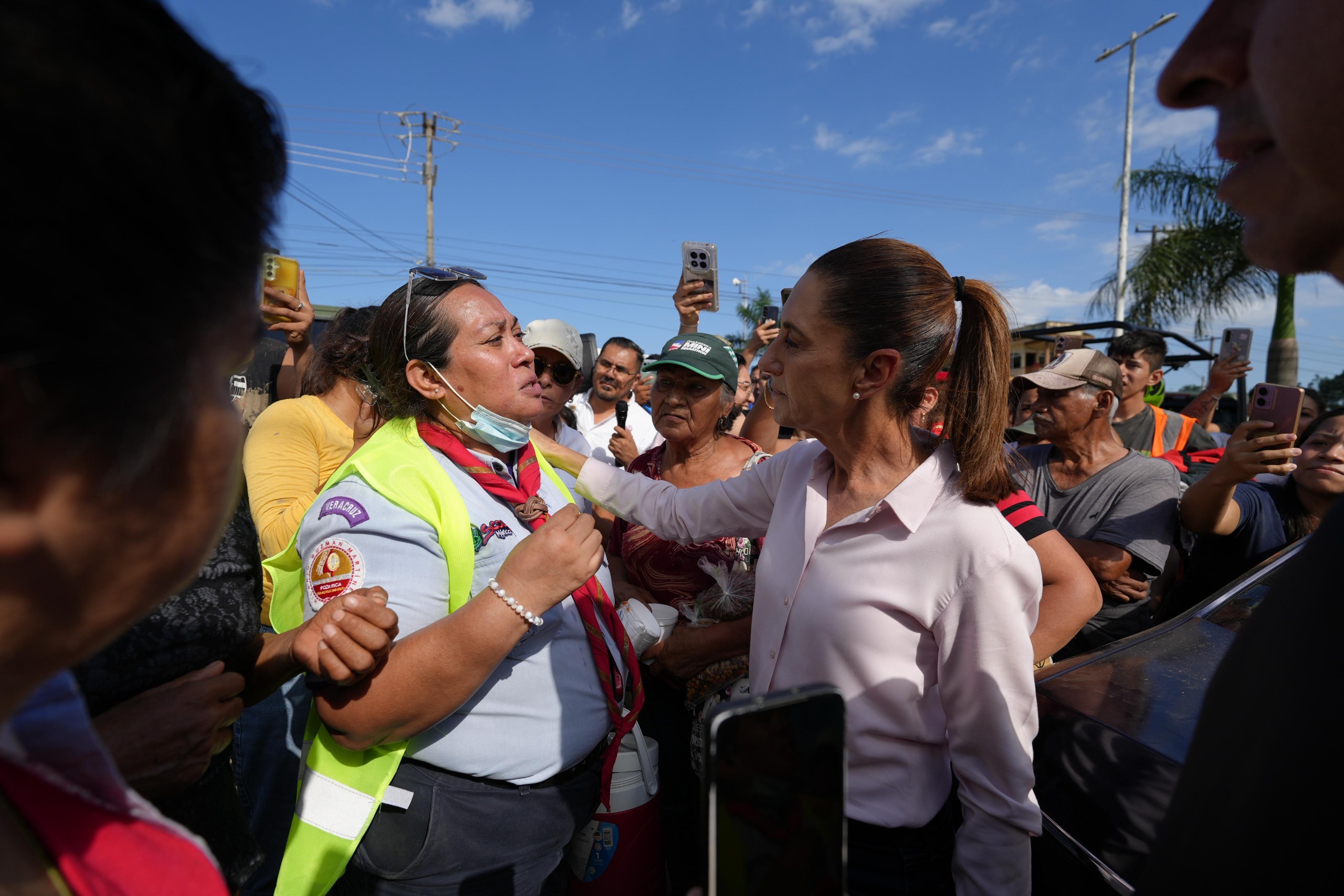 Recorre presidenta Claudia Sheinbaum zonas afectadas por lluvias en Puebla y Veracruz