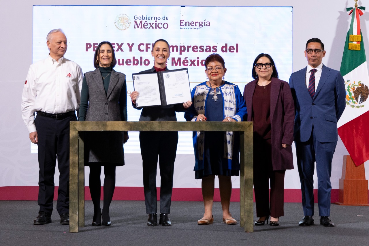 Firman paquete de reformas para hacer empresas públicas a CFE y PEMEX
