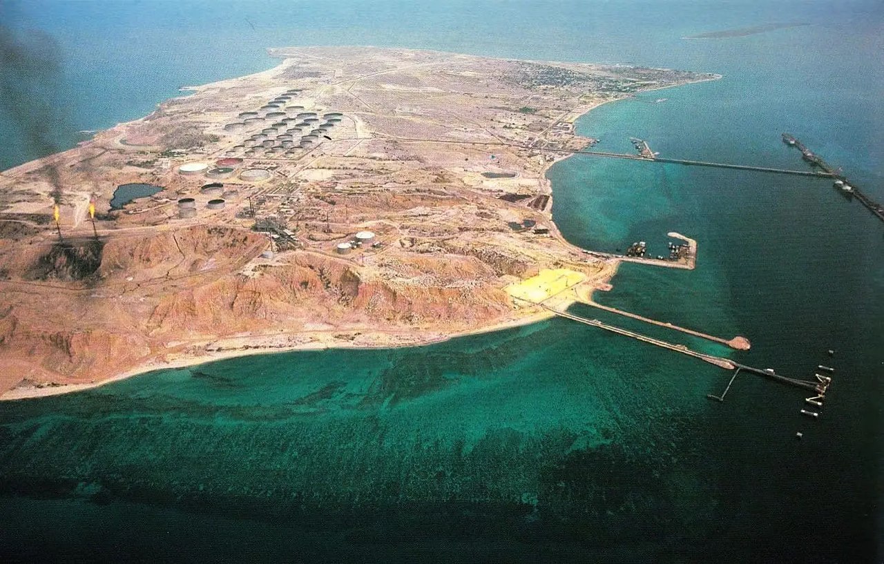 Trump ordena bombardeo contra posiciones militares iraníes en la isla de Kharg, la “joya de la corona” petrolera