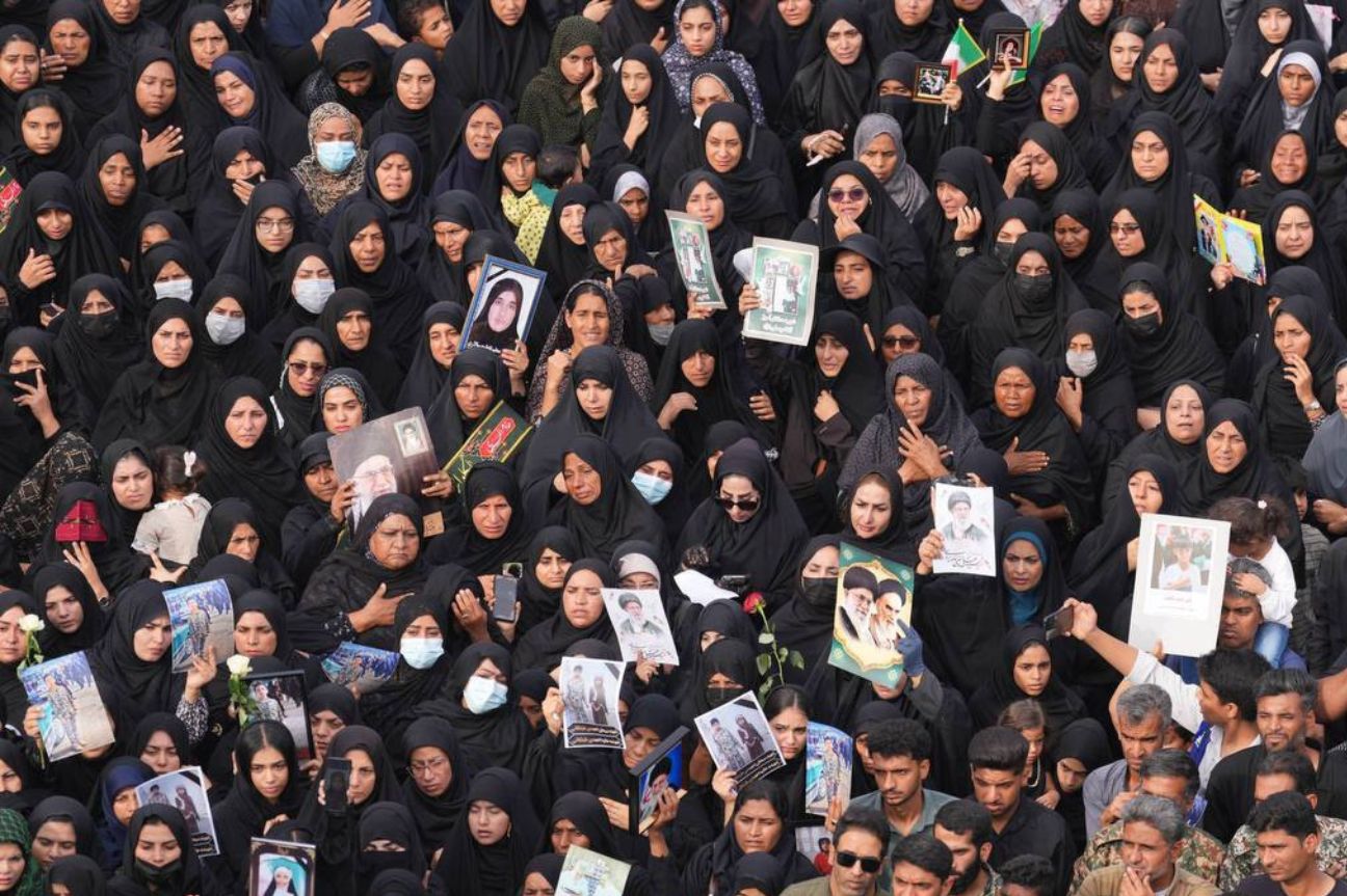 Realizan funeral masivo por 171 víctimas tras ataques en Irán
