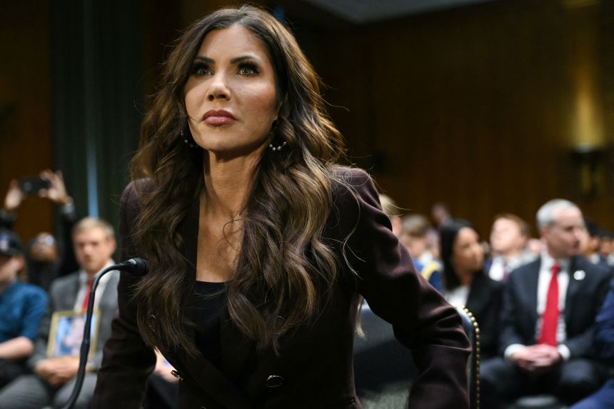 Deja Kristi Noem Secretaría de Seguridad Nacional de EEUU