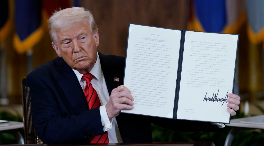 Ordena Trump desmantelar Departamento de Educación de EEUU
