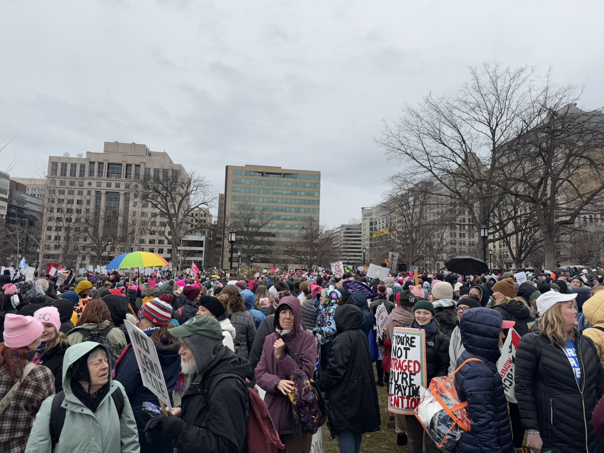 Se manifiestan miles de personas en Washington D.C. contras las políticas anunciadas por Donald Trump previo a su toma de protesta