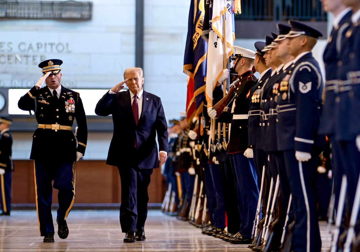 Chocan Trump y Petro por trato a migrantes deportados