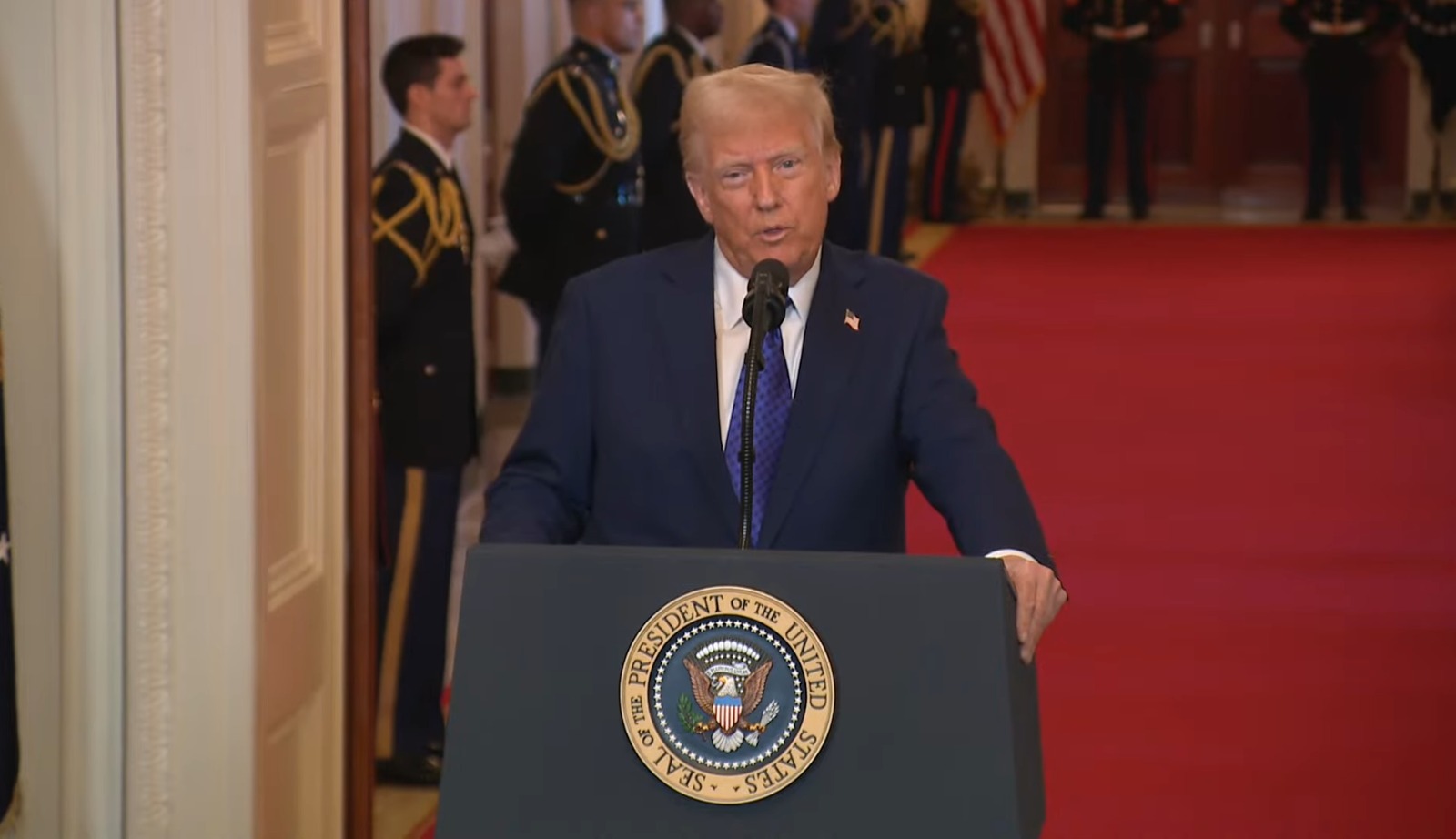 Promulga Donald Trump “Ley Laken Riley” para permitir la detención y deportación de migrantes acusados de delitos graves