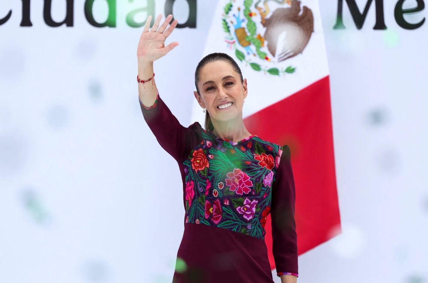 Incluye The New York Times a la presidenta Claudia Sheinbaum en la lista de las 67 personas más elegantes del 2025