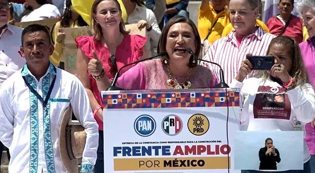Sin consulta ciudadana, entrega Frente Amplio por México constancia a Xóchitl