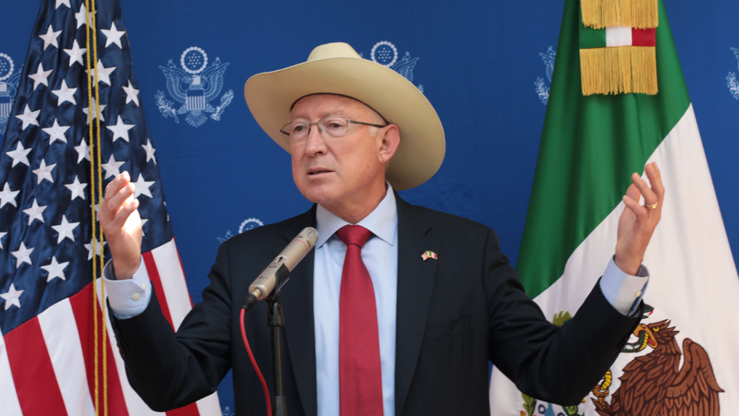 Celebra embajador estadounidense Ken Salazar medidas del presidente Biden en favor de la comunidad migrante