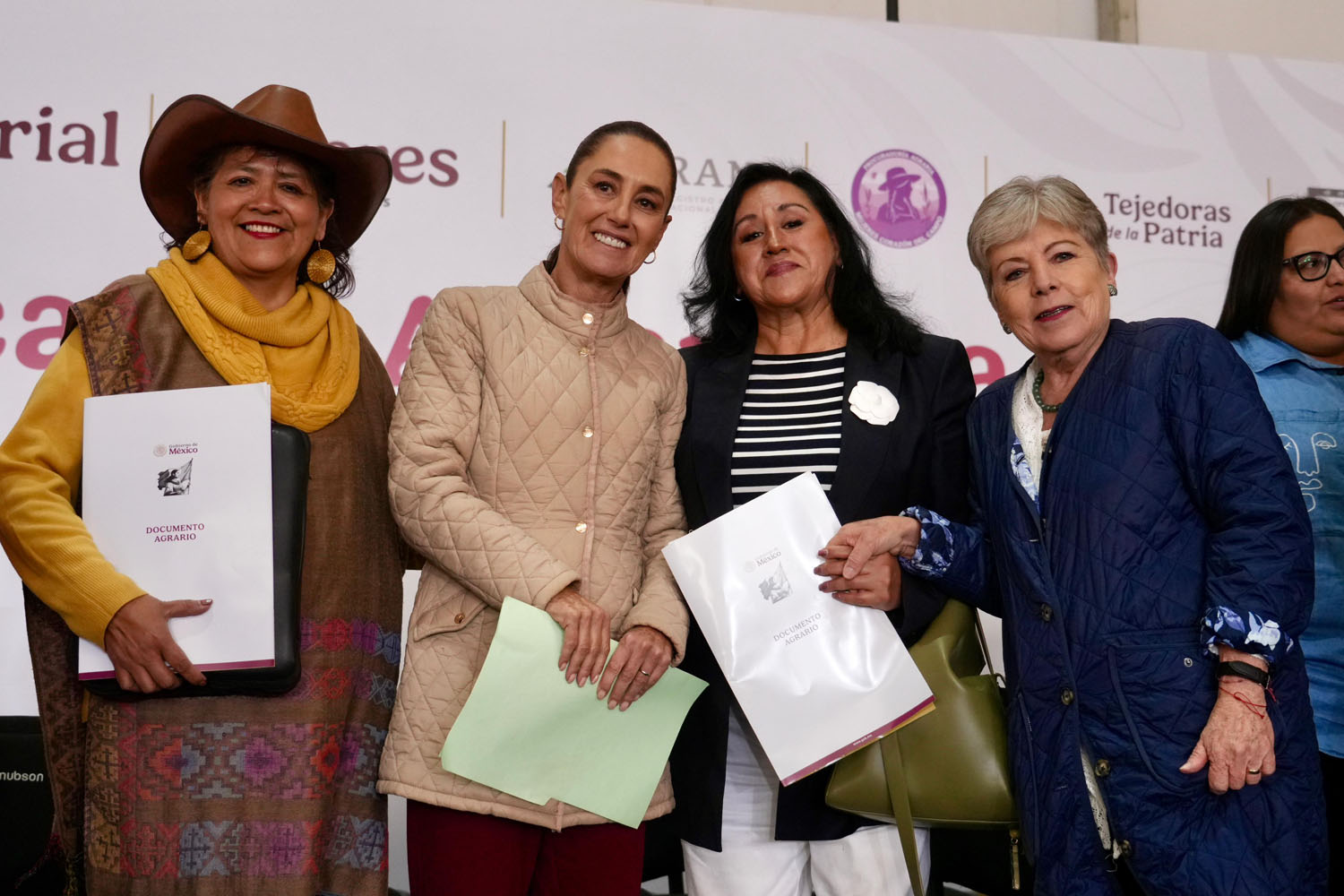 Entrega la presidenta Claudia Sheinbaum títulos agrarios a mujeres y fija meta de 150 mil en el país