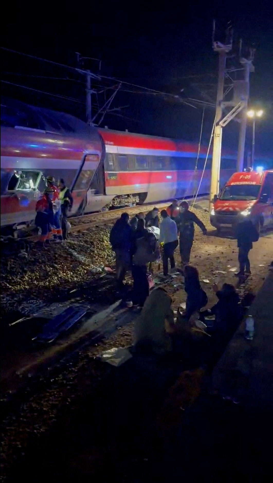 Descarrilamiento de trenes de alta velocidad en España deja al menos 21 muertos y decenas de heridos