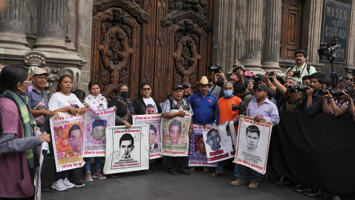 Presenta Gobierno de México cuatro líneas prioritarias de investigación a padres de los 43 normalistas desaparecidos de Ayotzinapa
