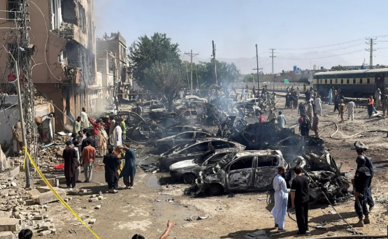 Deja atentado contra tren en Pakistán al menos 20 muertos