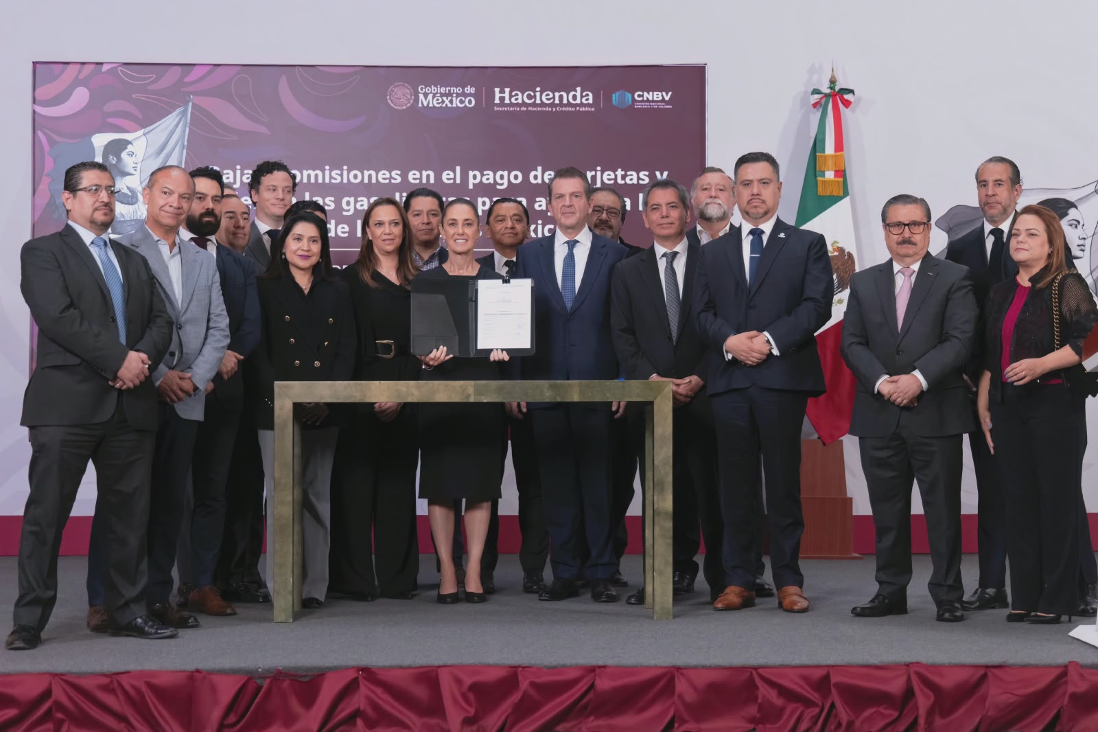 Anuncia Claudia Sheinbaum acuerdo para reducir comisiones en pago con tarjeta y vales en gasolineras