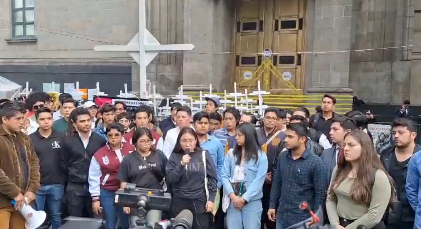 Clausuran simbólicamente estudiantes universitarios SCJN como manifestación a favor de la Reforma al Poder Judicial
