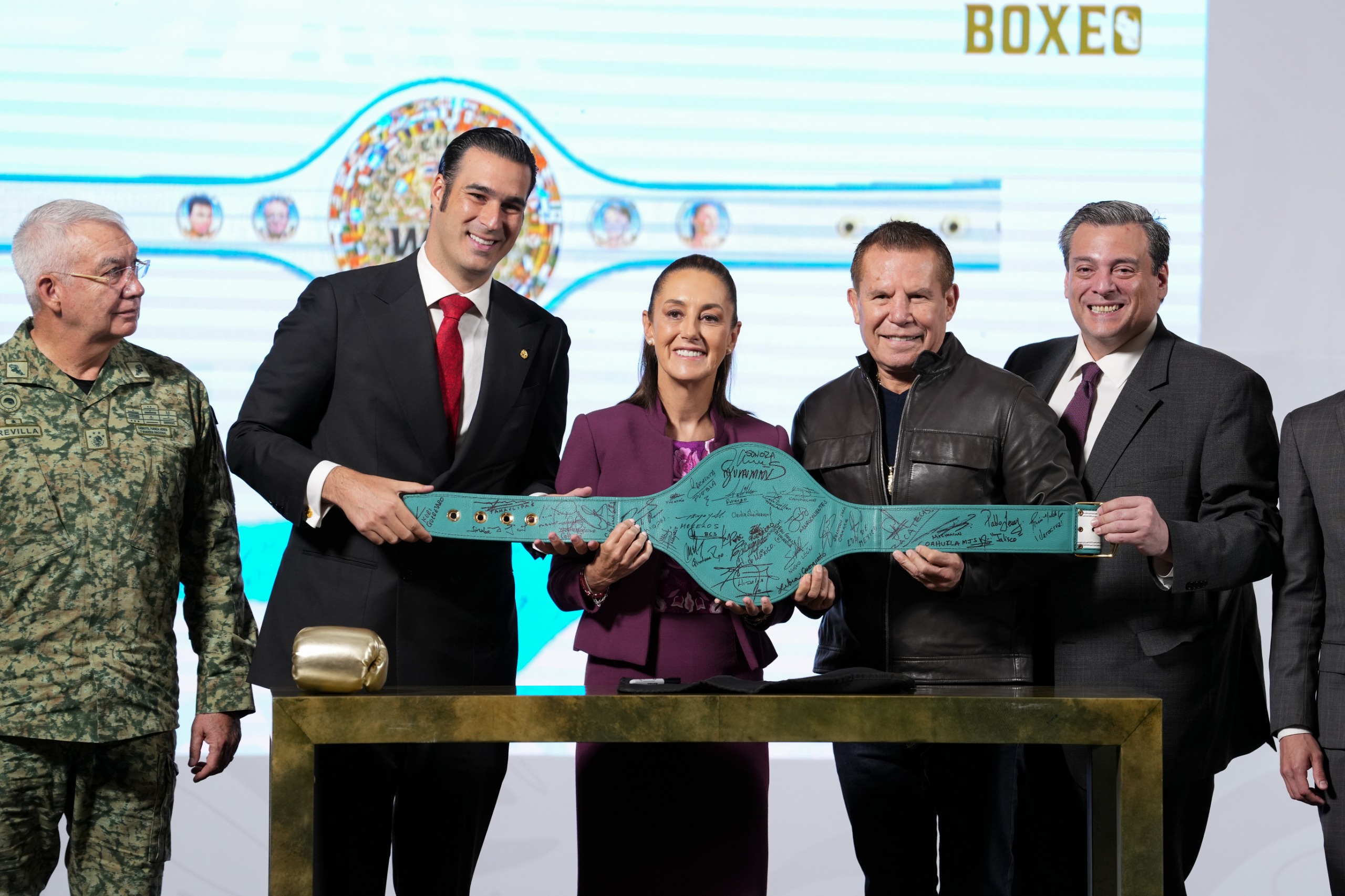 Conoce a Julio César Chávez, exboxeador quien encabezará la Clase Nacional de Boxeo en el Zócalo capitalino