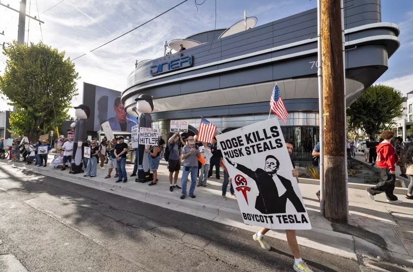 Protestan frente al nuevo Tesla Diner en Los Ángeles, EE.UU.: "Tesla financia el fascismo"
