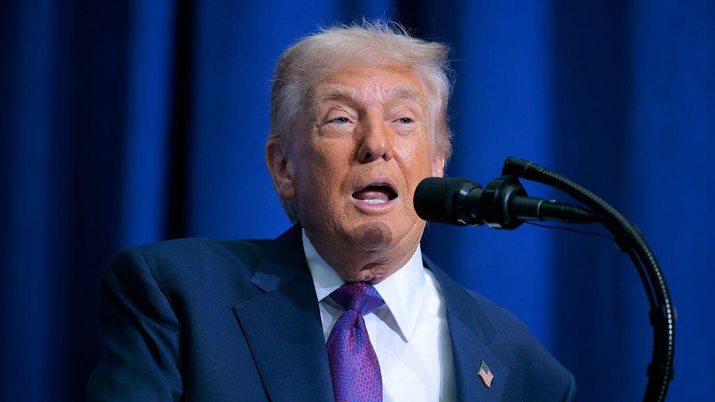 Amenaza Trump con aranceles más altos a países que "jueguen" con acuerdos comerciales