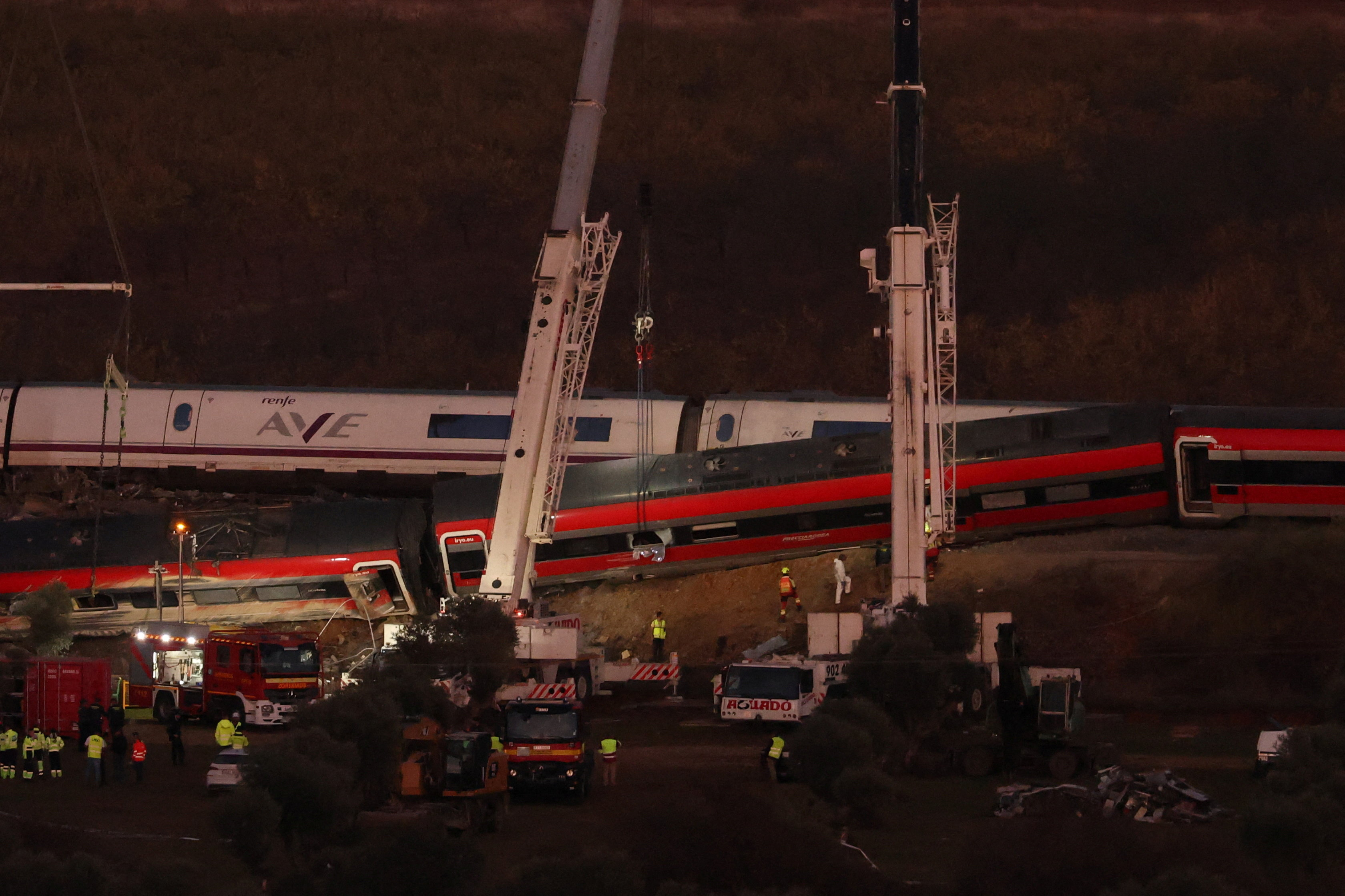 Accidente ferroviario en Toledo deja al menos 69 muertos; investigan causas del choque entre dos trenes