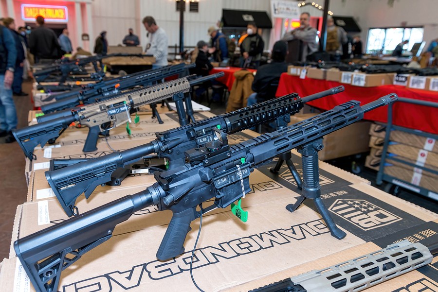 Capturan en Texas a 5 hombres que traficaban armas hacia México