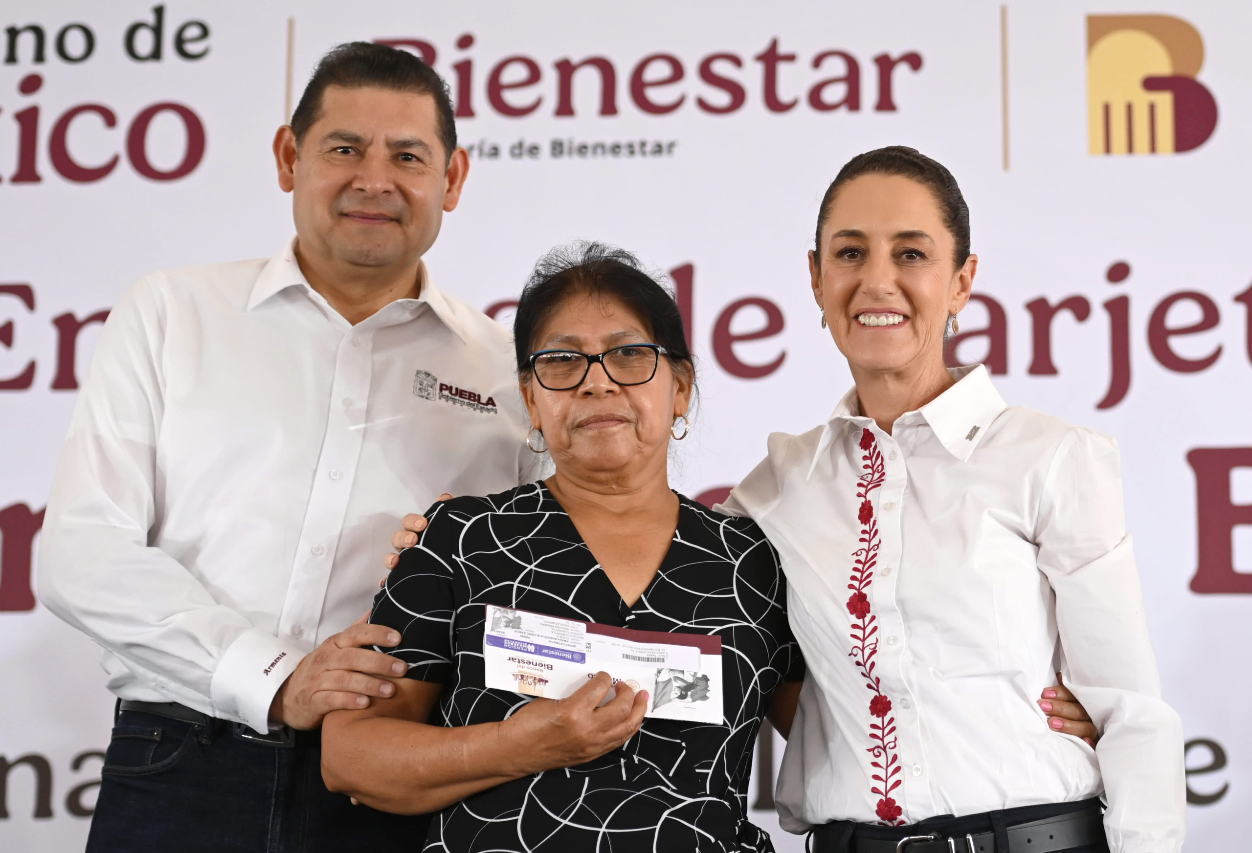 Entrega Claudia Sheinbaum tarjetas del Bienestar en Puebla; reconoce trabajo de los migrantes en Estados Unidos