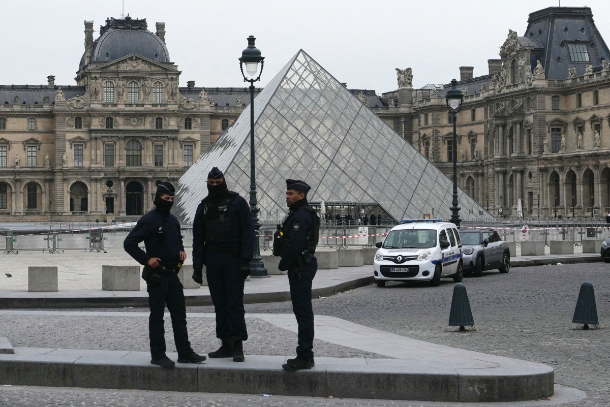 Roban joyas de la excorona francesa en el Museo del Louvre, en Francia