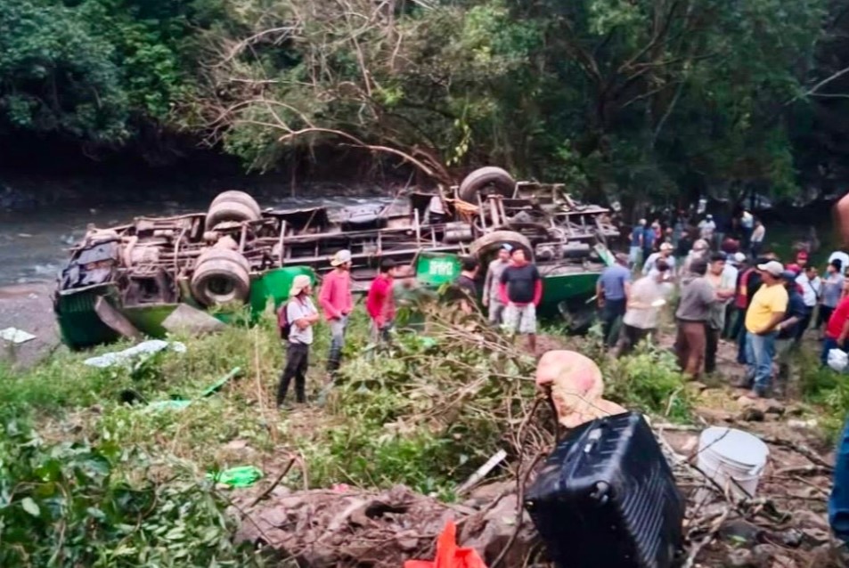 Suman 10 fallecidos tras accidente de autobús en Zontecomatlán, Veracruz