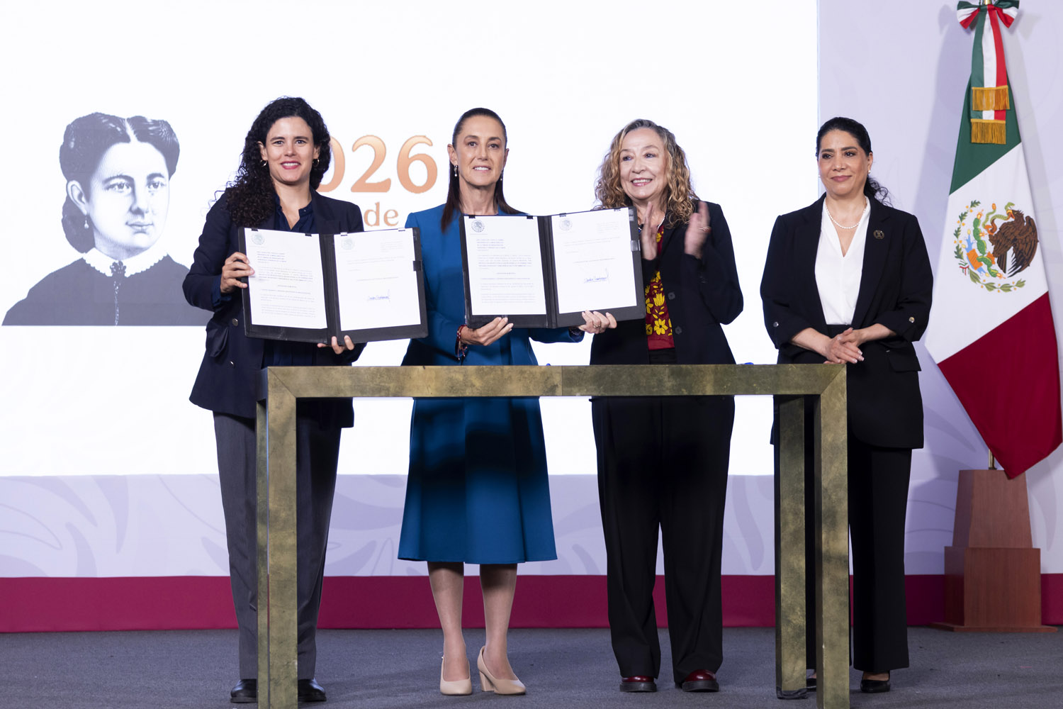 Firma Claudia Sheinbaum proyecto de Ley para homologar investigación por feminicidio; proponen penas de hasta 70 años