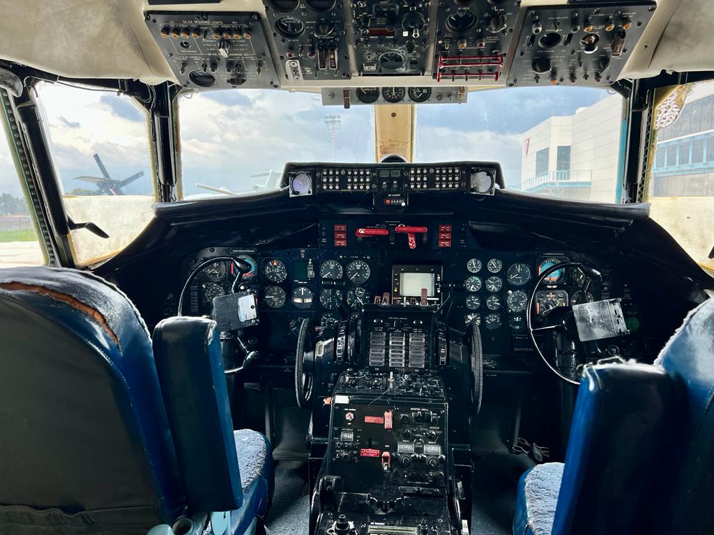Los turistas ‘se pueden dar vuelo’ es el Museo Militar de Aviación, donde hay más de 50 aeronaves a las que te puedes subir como si estuvieras pilotando.