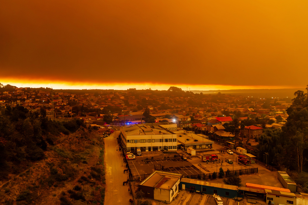 Incendios en Chile dejan 16 personas fallecidas; declaran Estado de Catástrofe en la región sur