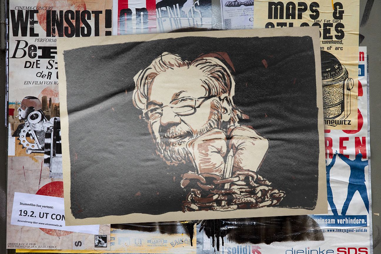 Julian Assange, Prometeo Encadenado